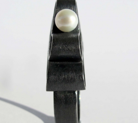 Baroque black silver ring with pearls