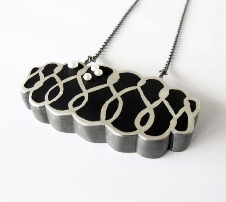 Cleavage black necklace with pearl