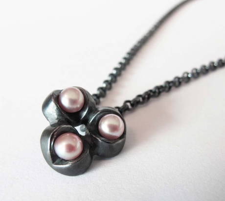 Bud necklace with 3 pearls
