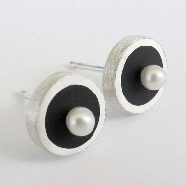 Black Stud Earrings with freshwater pearls