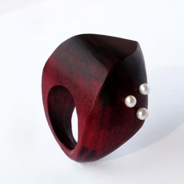 Amarantfa gyűrű gyöngyökkel