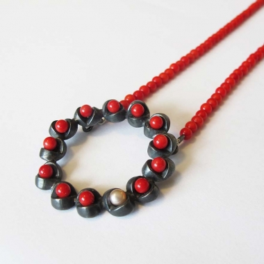 Bud necklace with corals and pearl