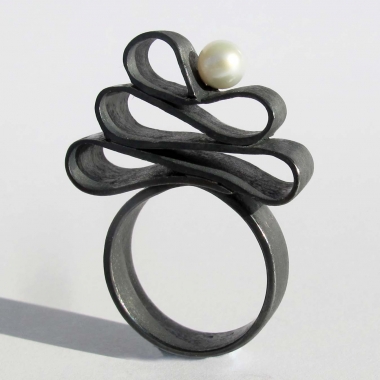 Barokk fekete gyűrű gyönggyel