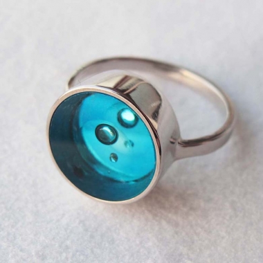 eljegyzési gyűrű kék gyémánttal