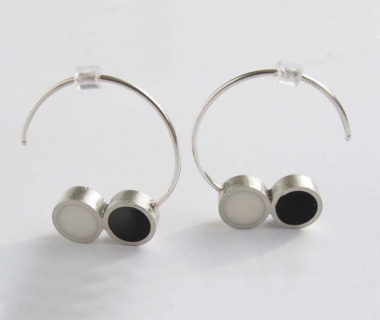 Pont.vero earrings - black and white