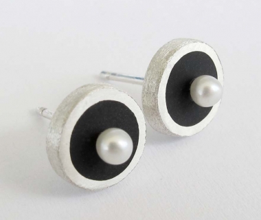 Black Stud Earrings with freshwater pearls