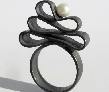 Barokk fekete gyűrű gyönggyel