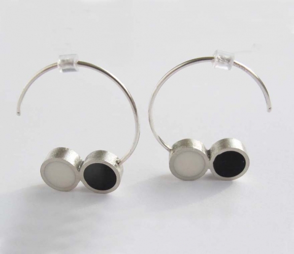 Pont.vero earrings - black and white