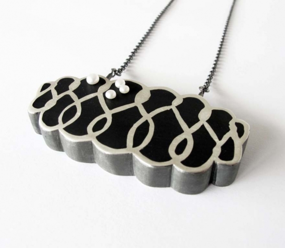Cleavage black necklace with pearl
