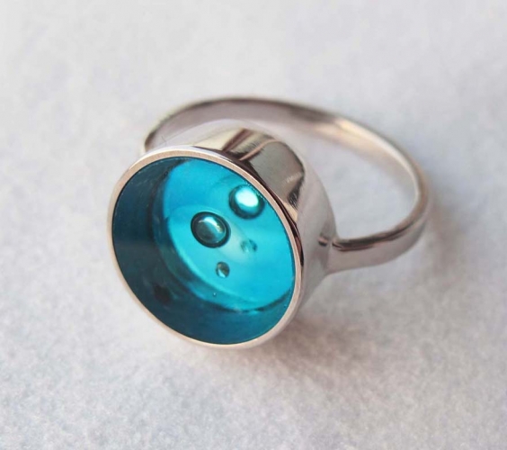 eljegyzési gyűrű kék gyémánttal