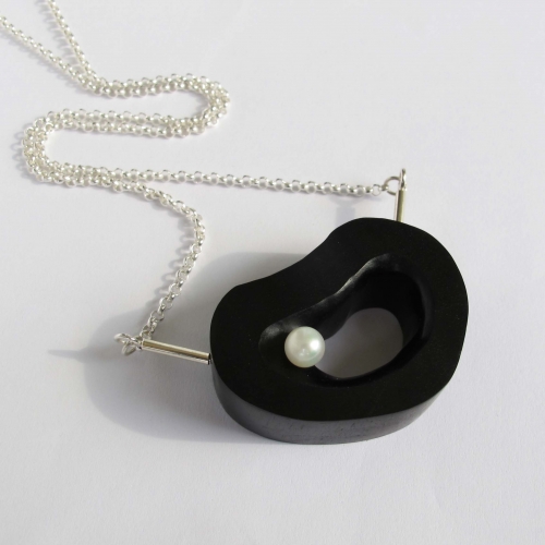 Ebony necklace with Pearl