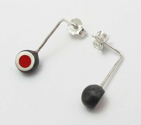 Piros oxidált mini félgömb fülbevaló