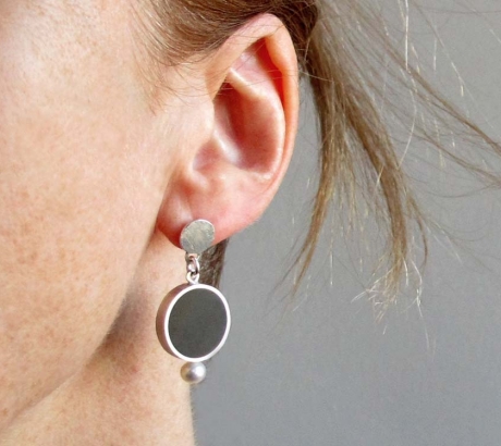 Baroque black earring with pearls