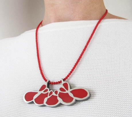 Cleavage necklace with coral