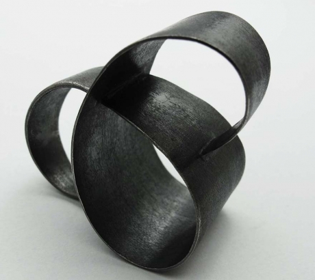 Fekete hajlított gyűrű