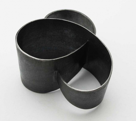 Fekete hajlított gyűrű