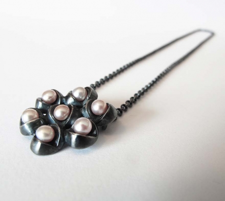 Bud necklace with 7 pearls