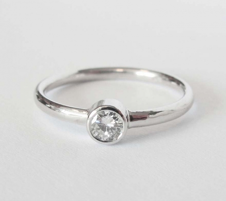 Minimál eljegyzési gyűrű gyémánttal
