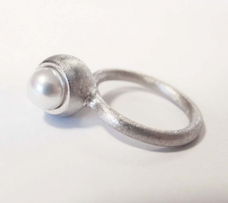 Ring with Japanese Akoya pearl