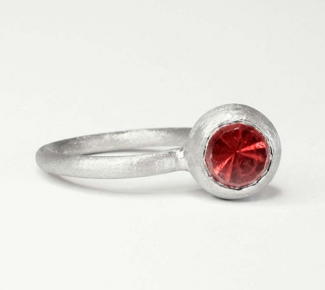 Piros turmalin félgömb gyűrű