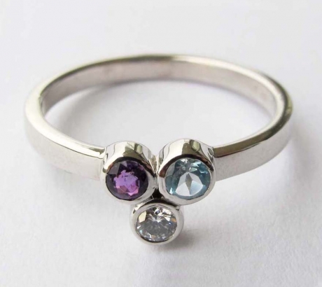Ring with 3 gemstones