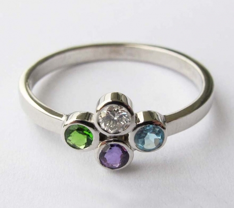 Ring with 4 gemstones