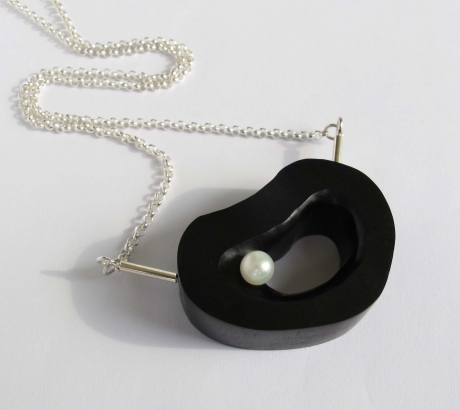Ebony necklace with Pearl