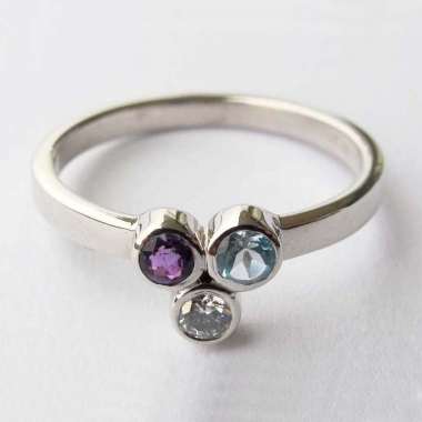 Ring with 3 gemstones