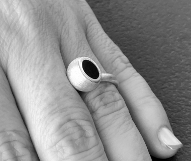 Fekete félgömb gyűrű