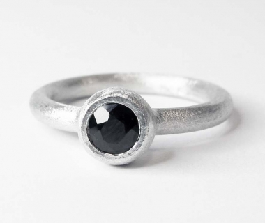 Minimál onix gyűrű